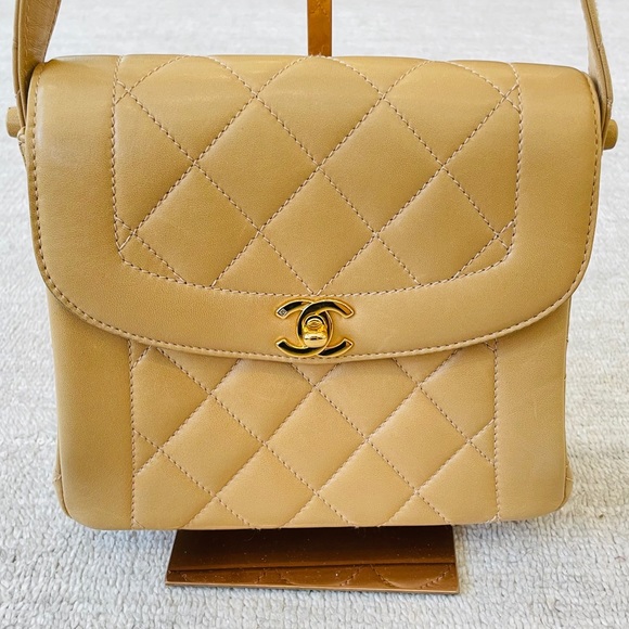 SOLD - Chanel Vintage Diana Lambskin Shoulder Bag - Picture 4 of 16
